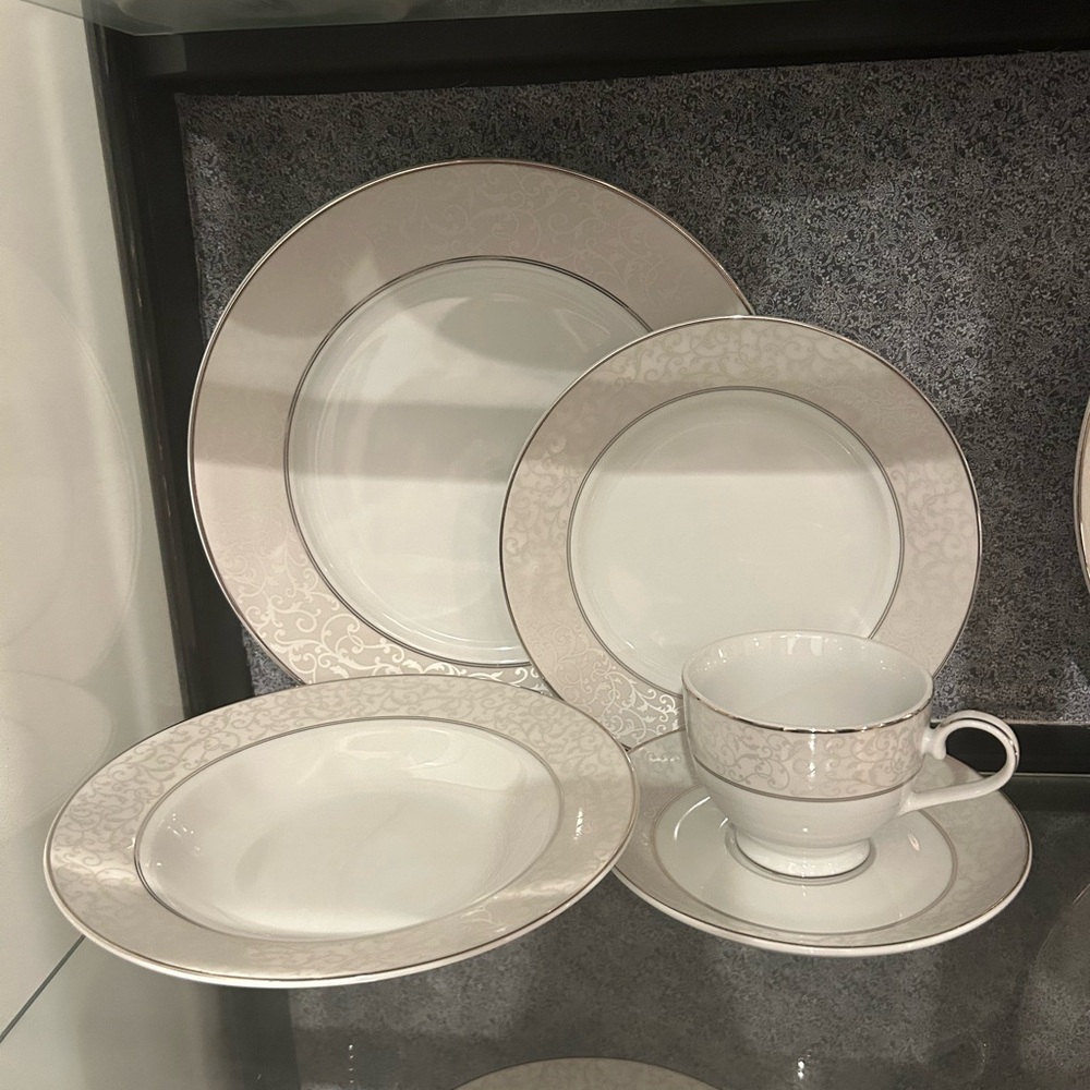 Mikasa Parchment (China) 5 Piece Place Setting - Picture 2 of 3